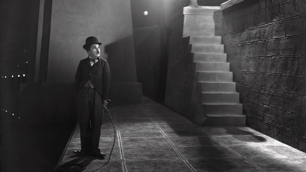 Charlie Chaplin sahne performansı sergiliyor